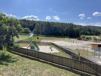 Stall mit Spielplatz f&uuml;r Kinder vom Jura Ferienhof im Herzen Bayerns angeboten