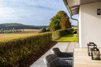 Die Terrasse der Jura Ferienwohnung Kamille liegt zwischen dichten W&auml;ldern im Herzen Bayerns f&uuml;r Naturliebhaber, Familien, Paare und Alleinreisende