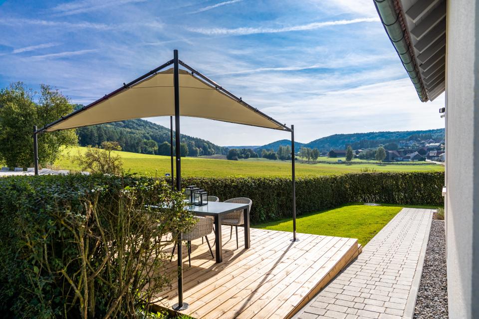 Zwischen saftigen Wiesen und dichten Wäldern liegt das Idyllische und Hundefreundliche Feriendomizil Jura Ferienhof im Herzen Bayerns für Familien und Paare sehr geeignet