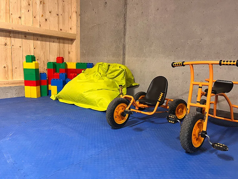 Radfahren auf dem Hof